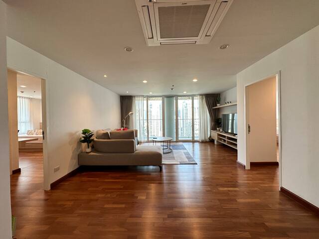 WoW! Double Corner 3 Bed, near Skytrain, Pool, Gym gallery image 2