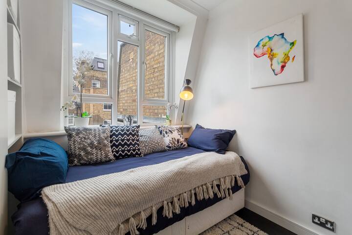 Stylish 2 bedroom by Hyde Park gallery image 5