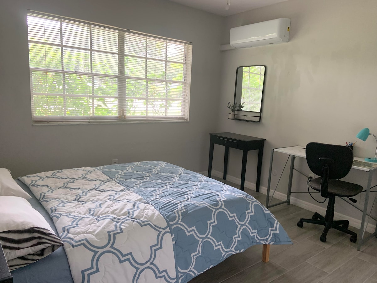 1号卧室：配有标准双人床