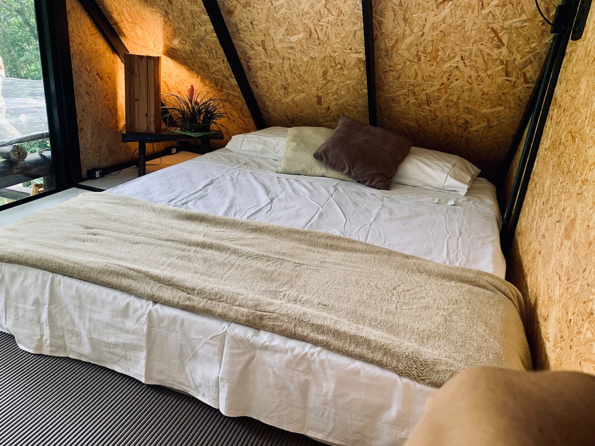 El dormitorio está en el entrepiso con un techo más bajo, estamos en una casa pequeña, ¡ese es el espíritu de la experiencia!