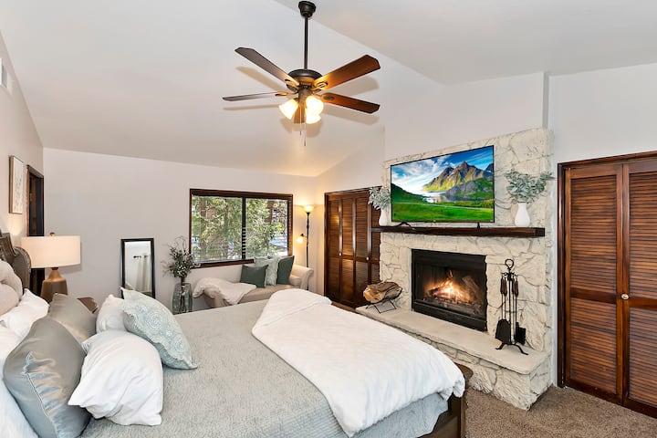 Прекрасна голема спална соба со камин на дрва, 60-инчен паметен телевизор, кревет Cal King, балкон, простор за читање и голема сопствена бања.