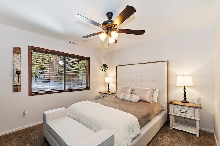 Елегантна спална соба на 2 кат со брачен кревет (широк 150-179 см), 60-инчен паметен телевизор и комплетна работна станица со монитор и центар.