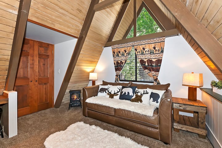 Удобна канцелариска спална соба во форма на буквата А со кауч на спуштање со мемори пена, греалка на електричен шпорет, комплетна работна станица со 2 монитора и центар, простор за биро за мали деца и голем плакар кој може да се користи за простор за спиење Pack 'n Play (обезбеден).