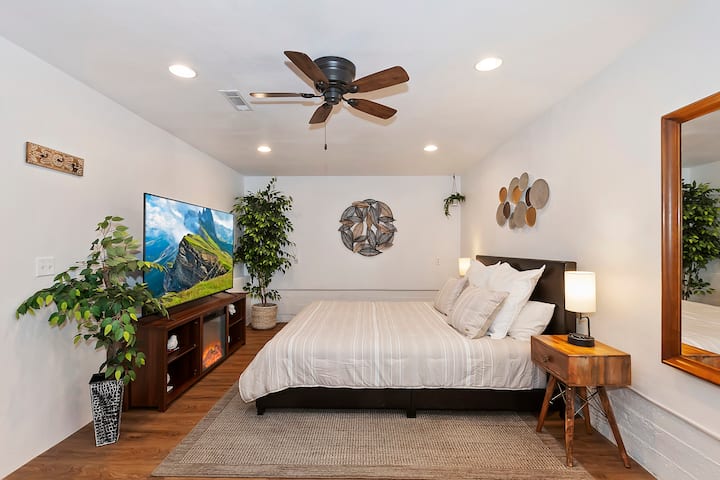 Голема надворешна спална соба (до која се пристапува од скалите на задната тераса) со кревет Cal King, 75-инчен паметен телевизор, електричен камин и простор за седење со футон. Имајте предвид дека во оваа спална соба нема бања, па гостите ќе треба да ја користат главната куќа.