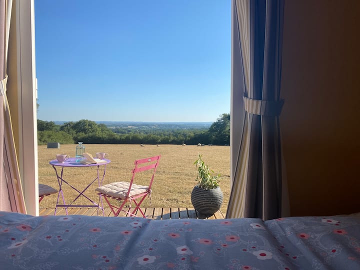 Гледката към Черната долина от родителската стая.