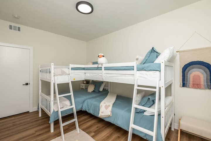 חדר שינה מס '4 - (למטה) 2 מיטות קומתיים. כולם תאומים/תאומים עם ארון קטן ו - NoTV