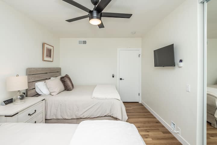 חדר שינה מס '3 - (למטה) 2 מיטות קווין סייז עם ארון קטן וטלוויזיה