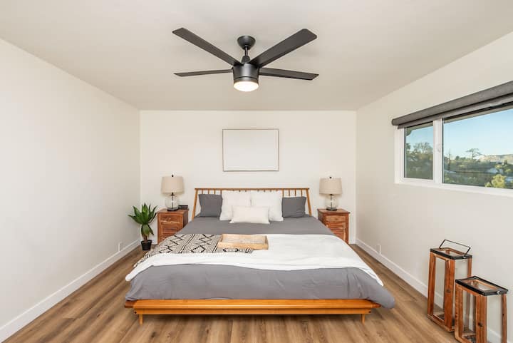 חדר שינה מס'2 - חדר שינה -(למעלה) עם מיטת קאל קינג, ארון קטן וללא טלוויזיה