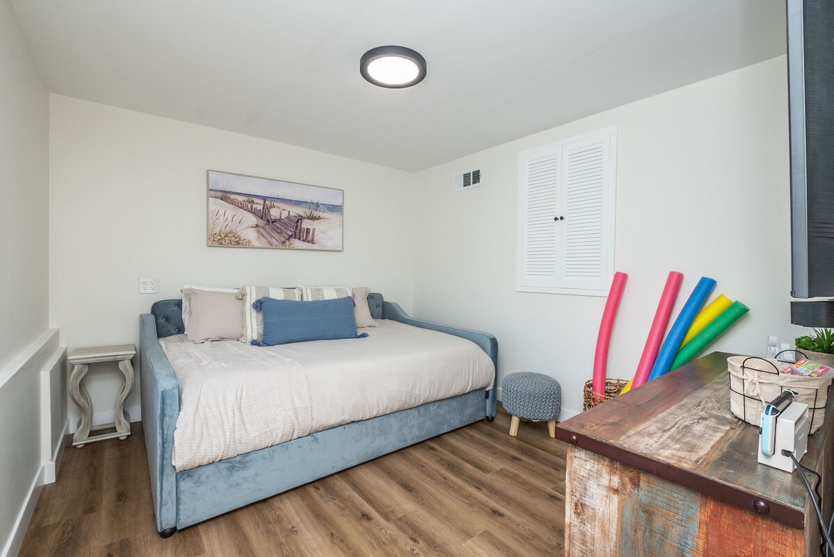 Casita Bedroom -1 queen size day bed (no trundle) - with smart tv and Nintendo switch