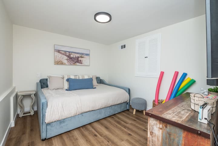 Casita Bedroom -1 מיטת יום קווין סייז (ללא Trundle)- עם טלוויזיה חכמה ומתג נינטנדו