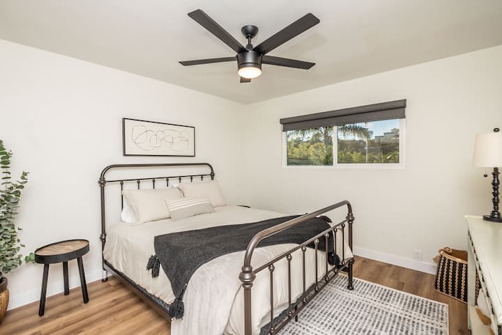 חדר שינה מס '1- מיטת קווין סייז עם ארון - אין טלוויזיה