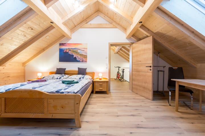 Chambre climatisée avec lucarne à l'étage