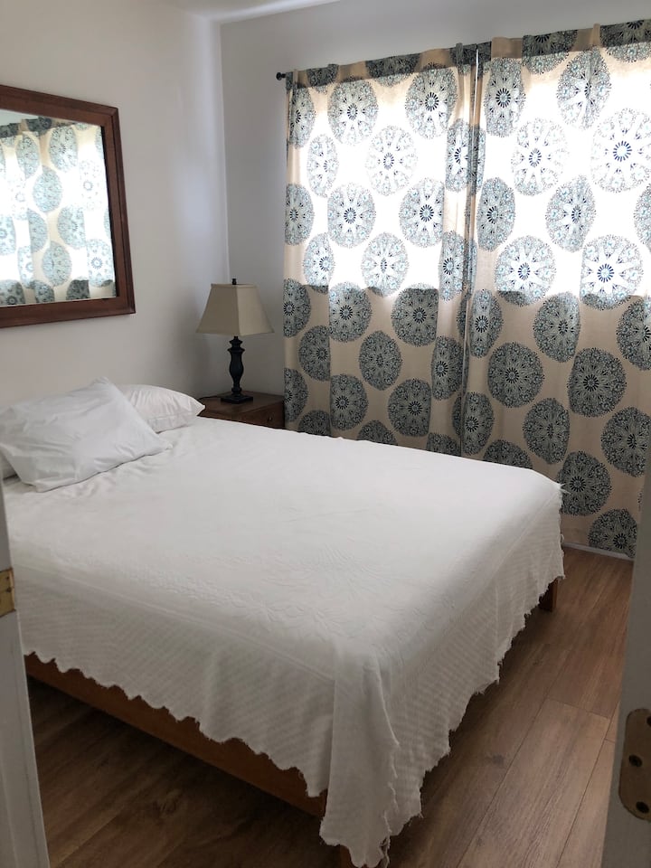 Dhoma e gjumit "Queen" ka një dollap të madh me rafte. Krevati do të ketë çarçafë të bardhë dhe batanije për qëndrimin tënd!