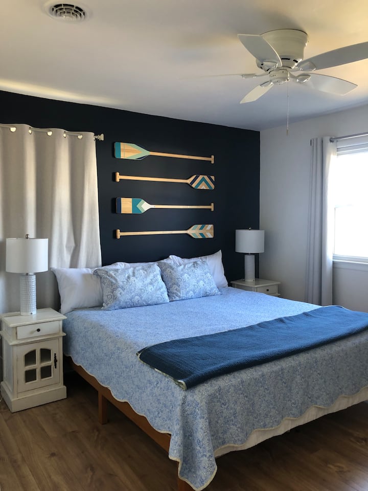 Do të ndihesh i qetë në dhomën kryesore të gjumit me krevat dopio "King"! Do të jetë e pajisur me çarçafë të bardhë dhe batanije për qëndrimin tënd!