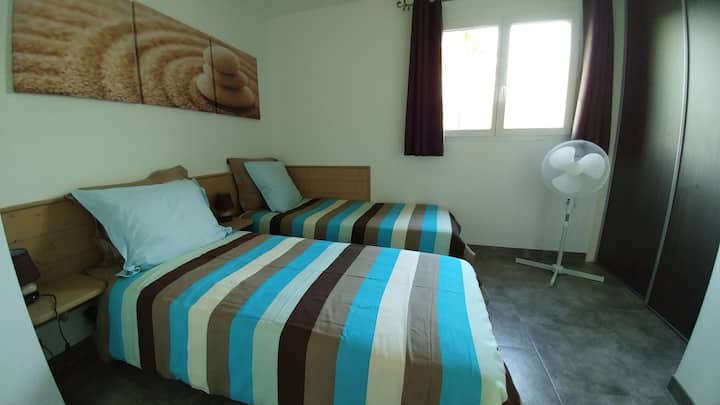 غرفة النوم رقم 2: سريران مكونان من 80 سريرًا عصريًا في سرير واحد بطول 160 سريرًا.