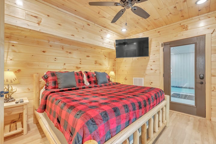 Простор за брачен кревет (широк 180 - 200 см) на пониско