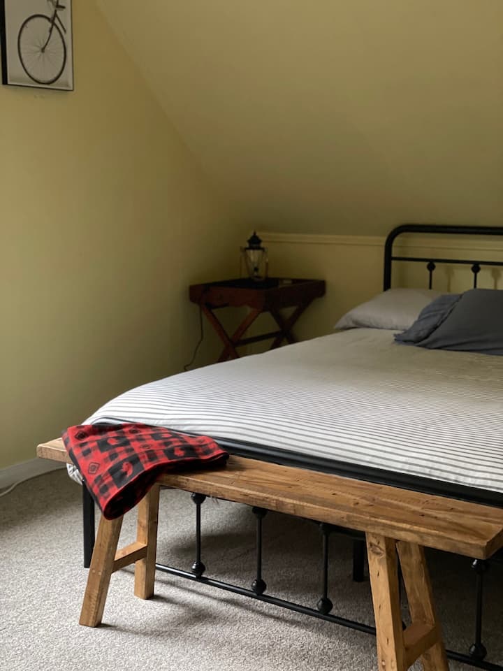 Chambre principale avec balcon.