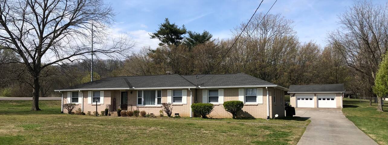 Cozy Nashville Escape with Hot-tub, large outdoor gallery image 3