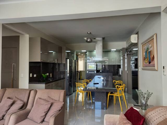 Amplo Apartamento renovado gallery image 3