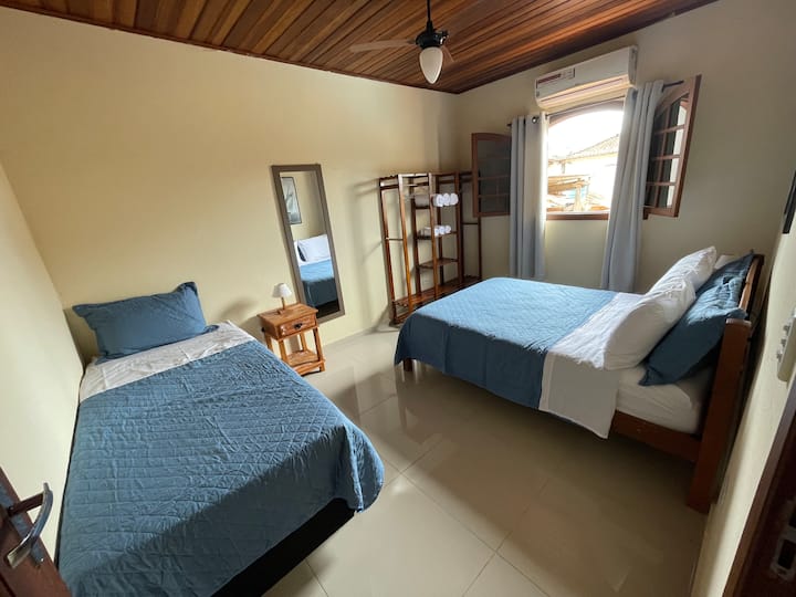 Მეორე საძინებელი ორადგილიანი და ერთადგილიანი საწოლით, ღია კარადით, ვენტილატორით და გაყოფილი კონდიცირებით.