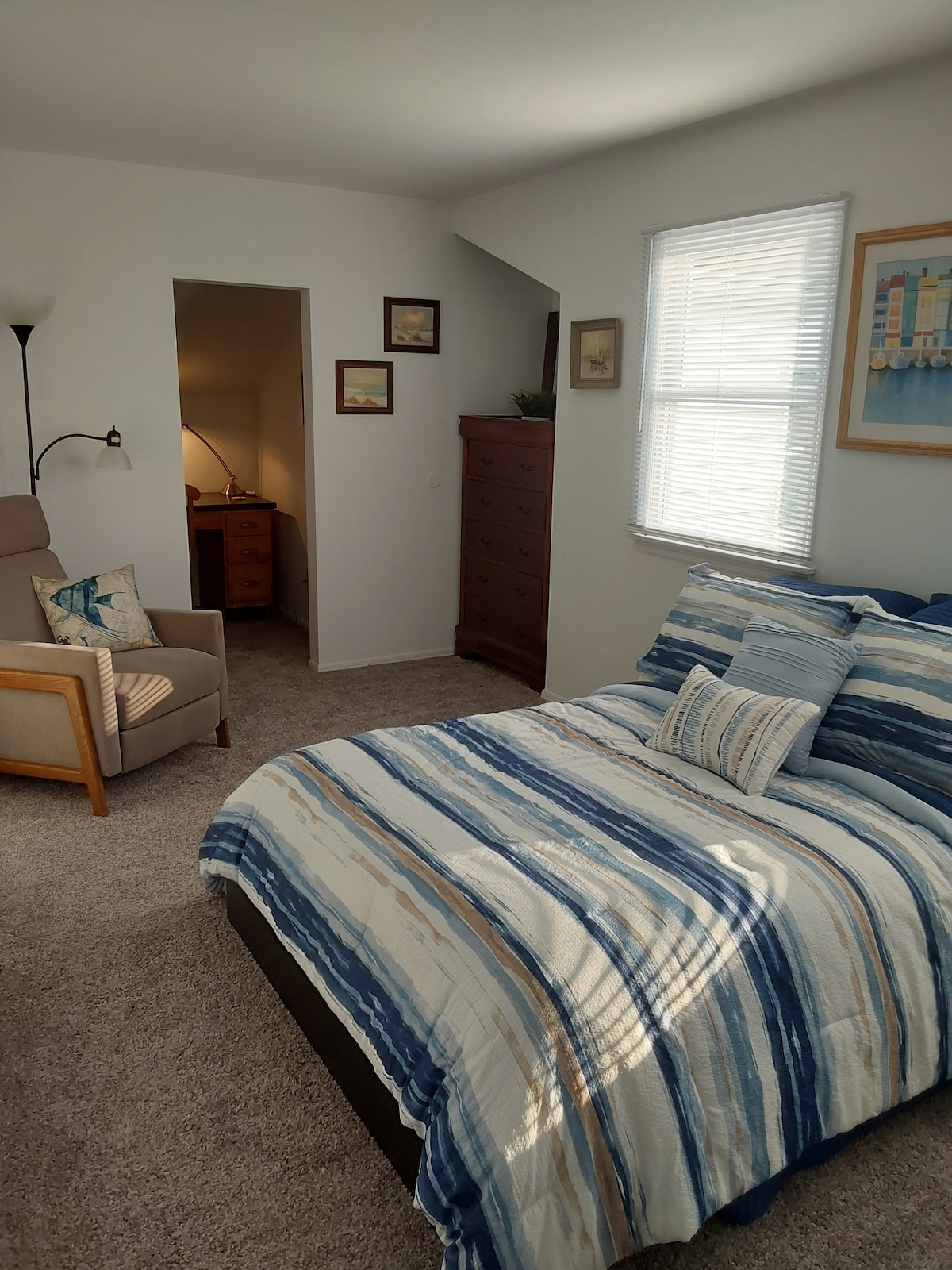 საძინებელი 152×203 სმ ზომის საწოლით სამუშაო სივრცის მხარეს