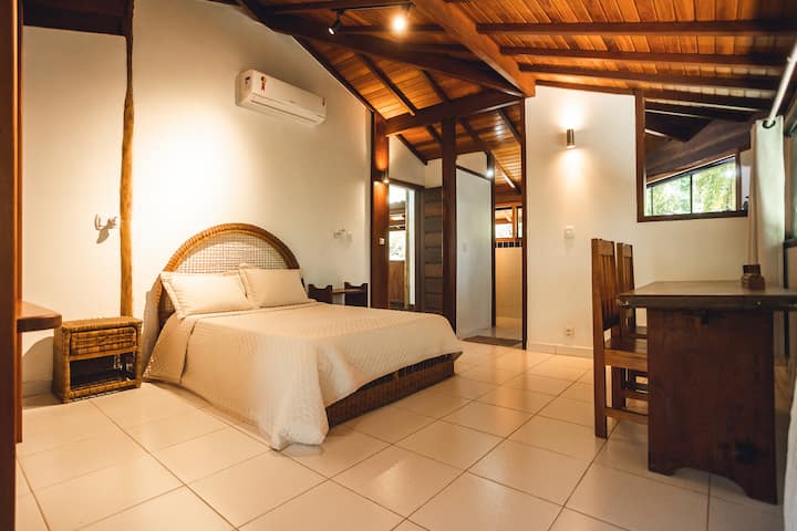 Suite principal - Cama doble 1, mesa de oficina, aire acondicionado, estantes/armario.
