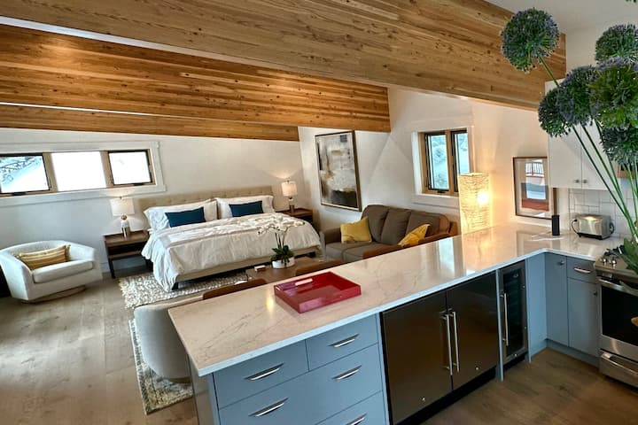 Roomy luxurious kingsize bed with high-quality soft linens, pillows, and duvet, as well as a Queen-size sofa bed.  A 65-inch HD Smart TV  Large close, Full Bathroom with glass walk-in shower. 