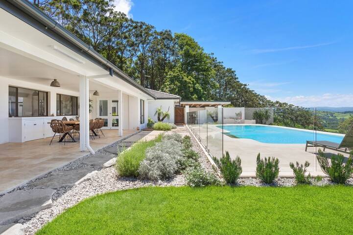 Idyllic Lawlers Orchard. gallery image 2