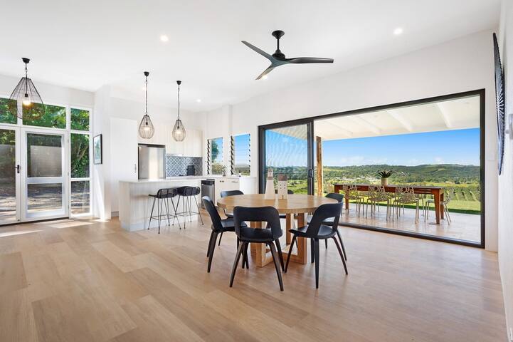 Idyllic Lawlers Orchard. gallery image 5