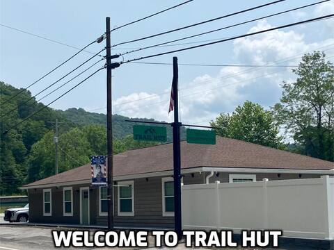 Premium HMT Lodging - Trail Hut Full Property