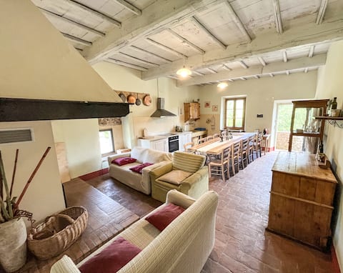 Annuncio Airbnb popolare: La Villa Farmhouse - Chestnut, Pool & Garden a Sovicille