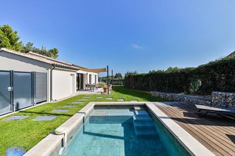 Lovely little villa with a pool, ideally located