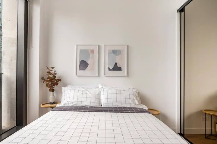 3BR Modern Loft w/Parking gallery image 3