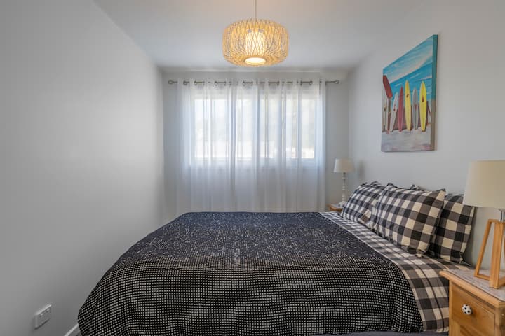 غرفة النوم الرئيسية هي المكان المثالي للقبض على بعض zzz 's بعد يوم طويل من مغامرات الشاطئ أو استكشاف المنطقة المحلية.