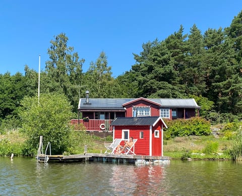 Private Island Lake Oasis with Sauna, 1 Hr Sthlm