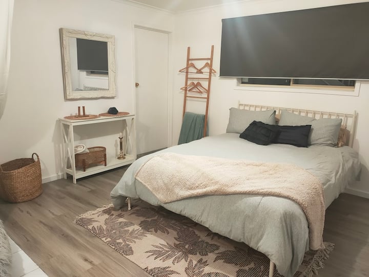 Spavaća soba 4, bračni krevet (širine 150-179 cm), donji kat, zavjesa kao zid za privatnost