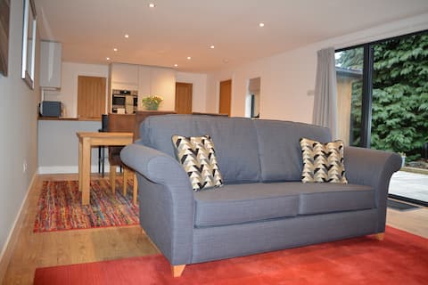 Popular Airbnb listing: The Secret garden apartment in Wokingham