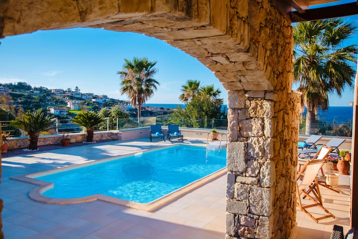Kiki’s Villa – Striking view over the Cretan Sea.