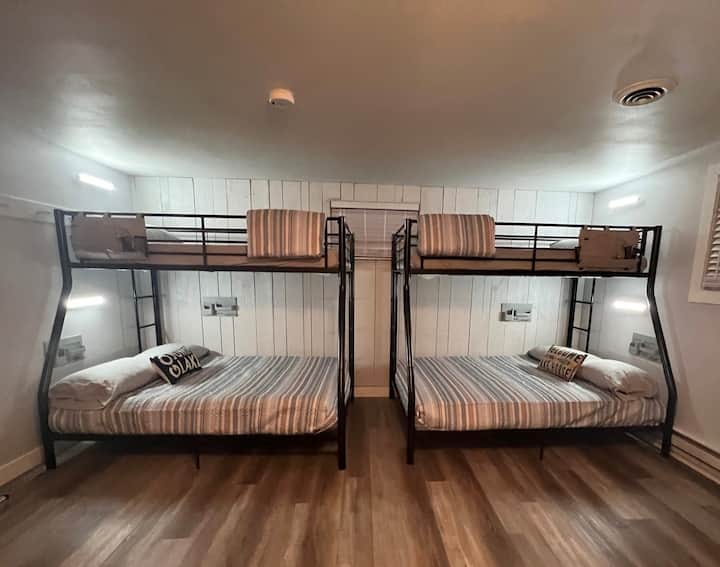 Karibu kwenye chumba cha ghorofa.  Kila ghorofa ya juu ukubwa pacha, kila ghorofa ya chini ni ukubwa kamili.