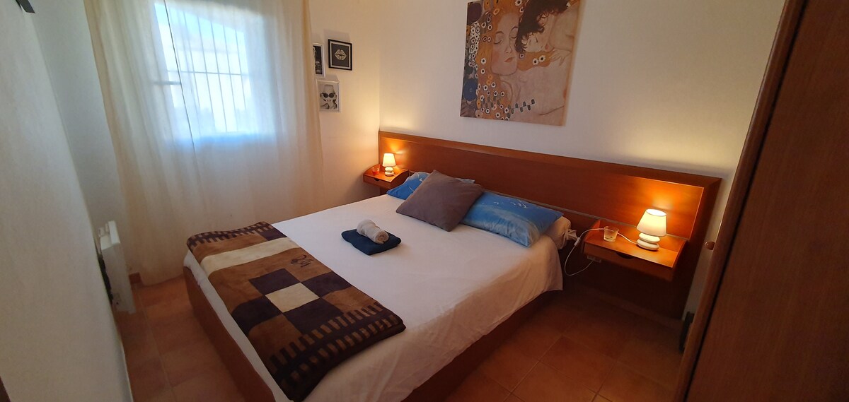 Annonce Airbnb populaire: Direct beach Furnished 2-bedroom apartment à Linguizzetta