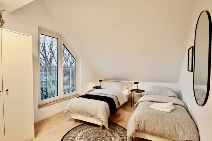 Acogedor dormitorio con 2 camas de una plaza