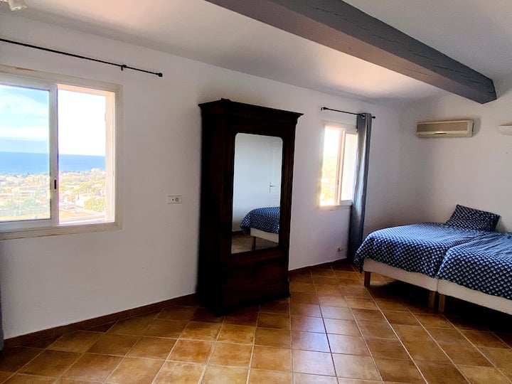 Spavaća soba 4: velika spavaća soba na katu od 22 m2 s 2 kreveta za jednu osobu od 90 cm (mogućnost spajanja kako bi se stvorio veliki krevet)
s POGLEDOM NA MORE