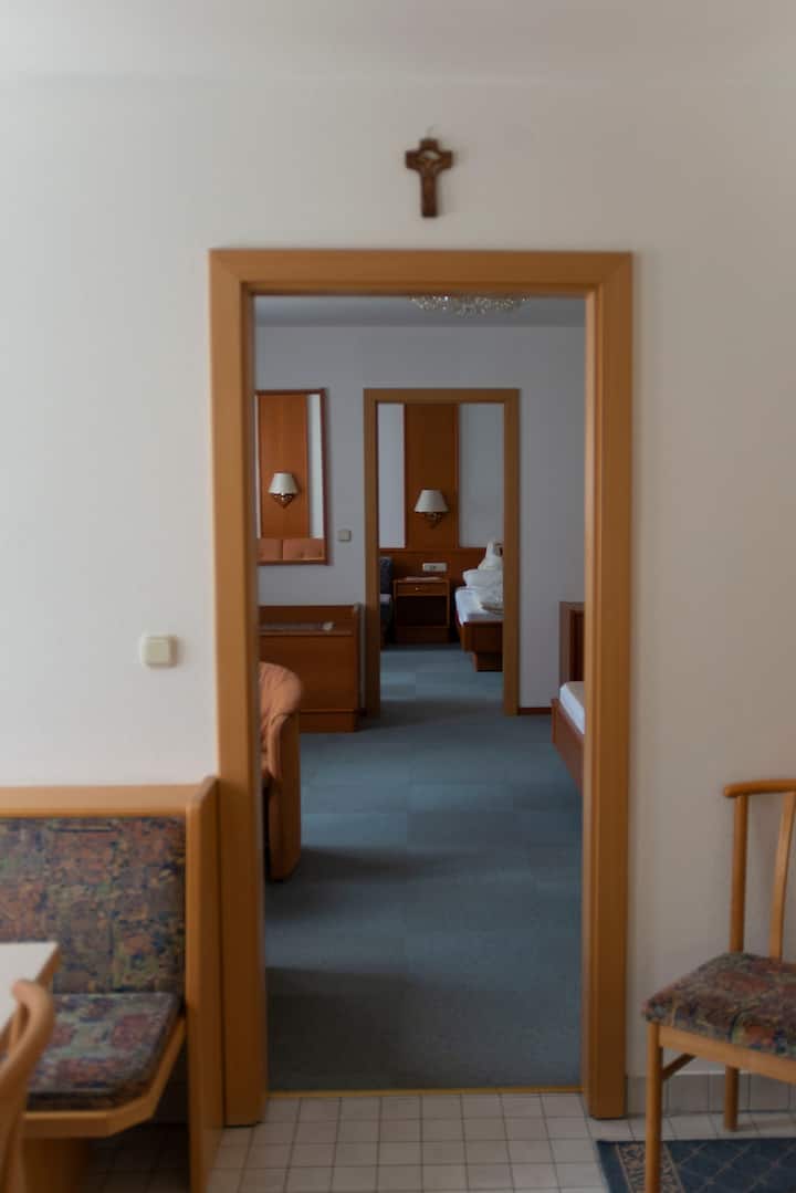 Dve obývacie izby so spacími priestormi + kuchyňa s obývacou izbou s útulným priestorom na posedenie – v apartmáne Fleger**** s rozlohou 62 m² vo Viedni