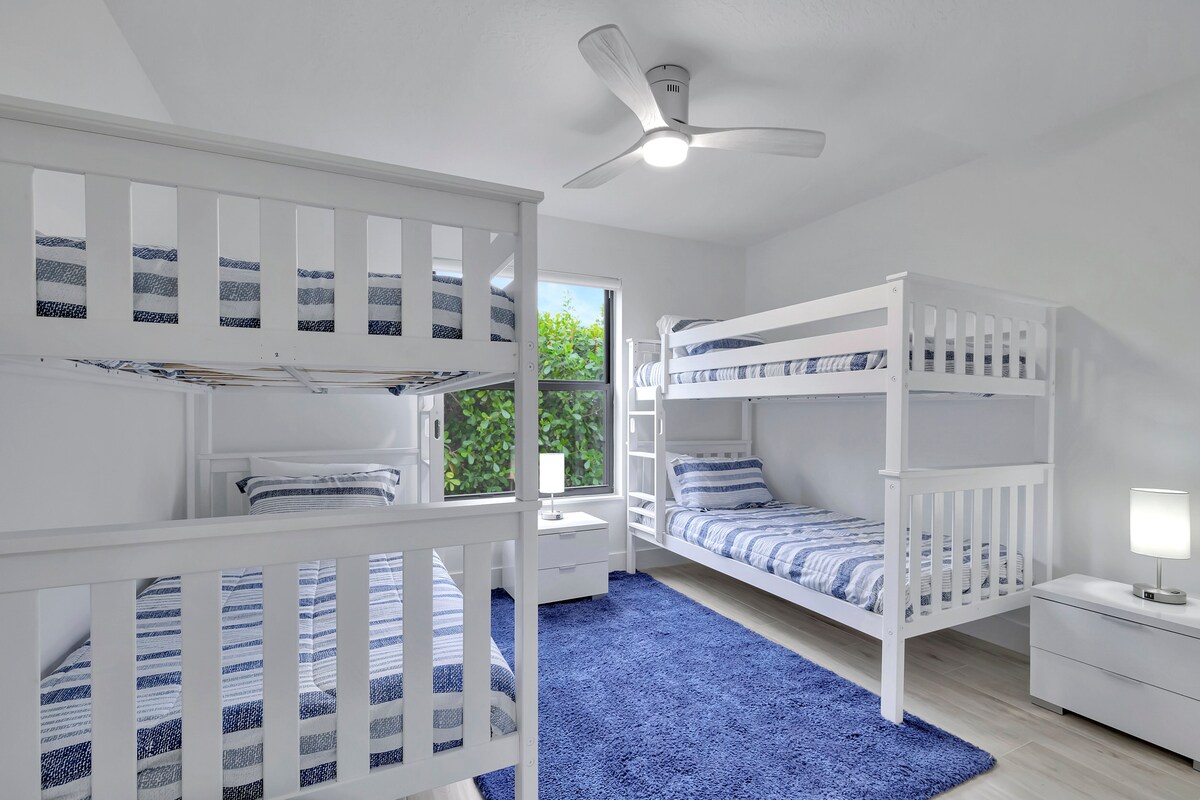 第三间卧室可供4人入住，配有内置壁橱系统的衣柜。 