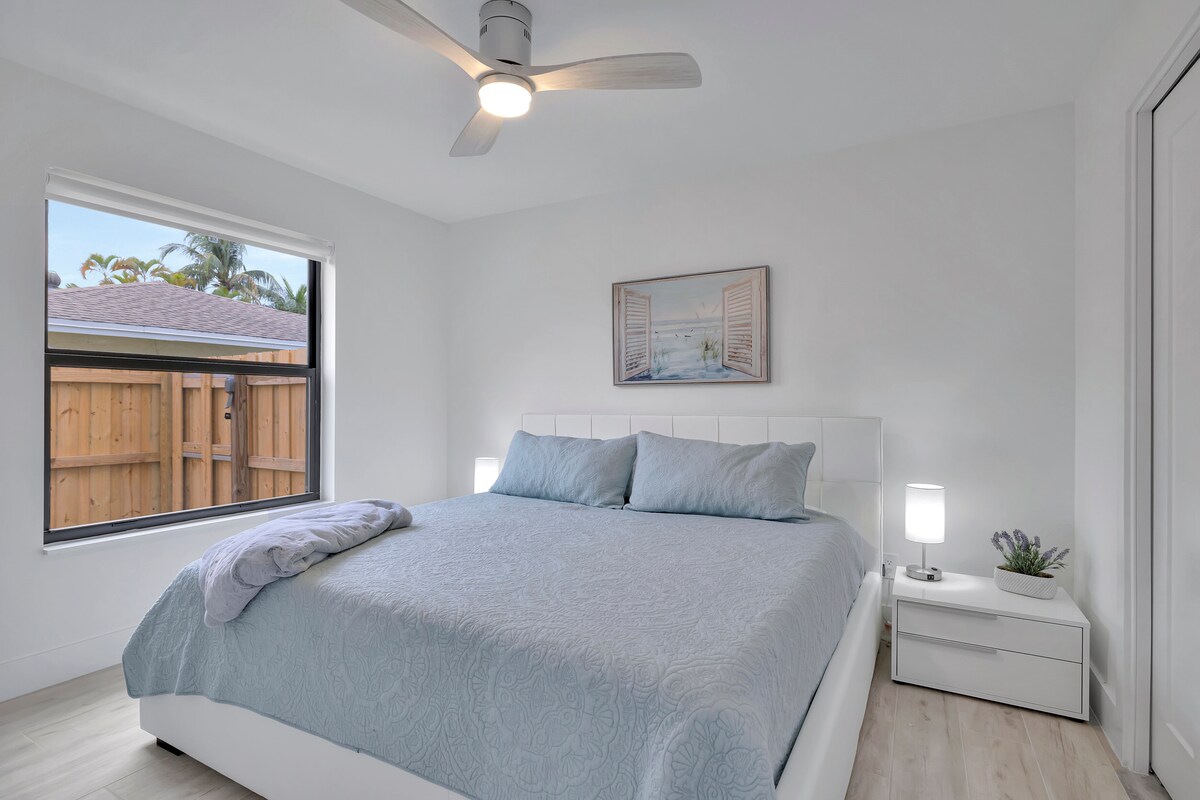 第二间卧室配有特大号床和宽敞的衣柜，配有内置系统。 