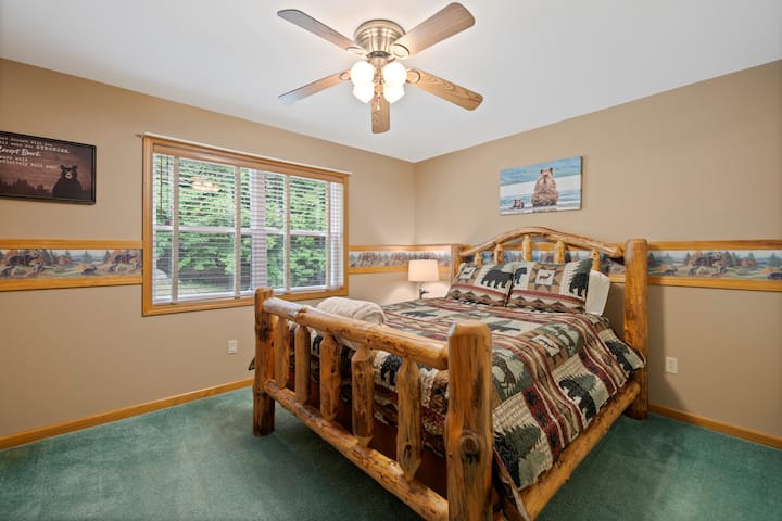 Main floor
Queen bed