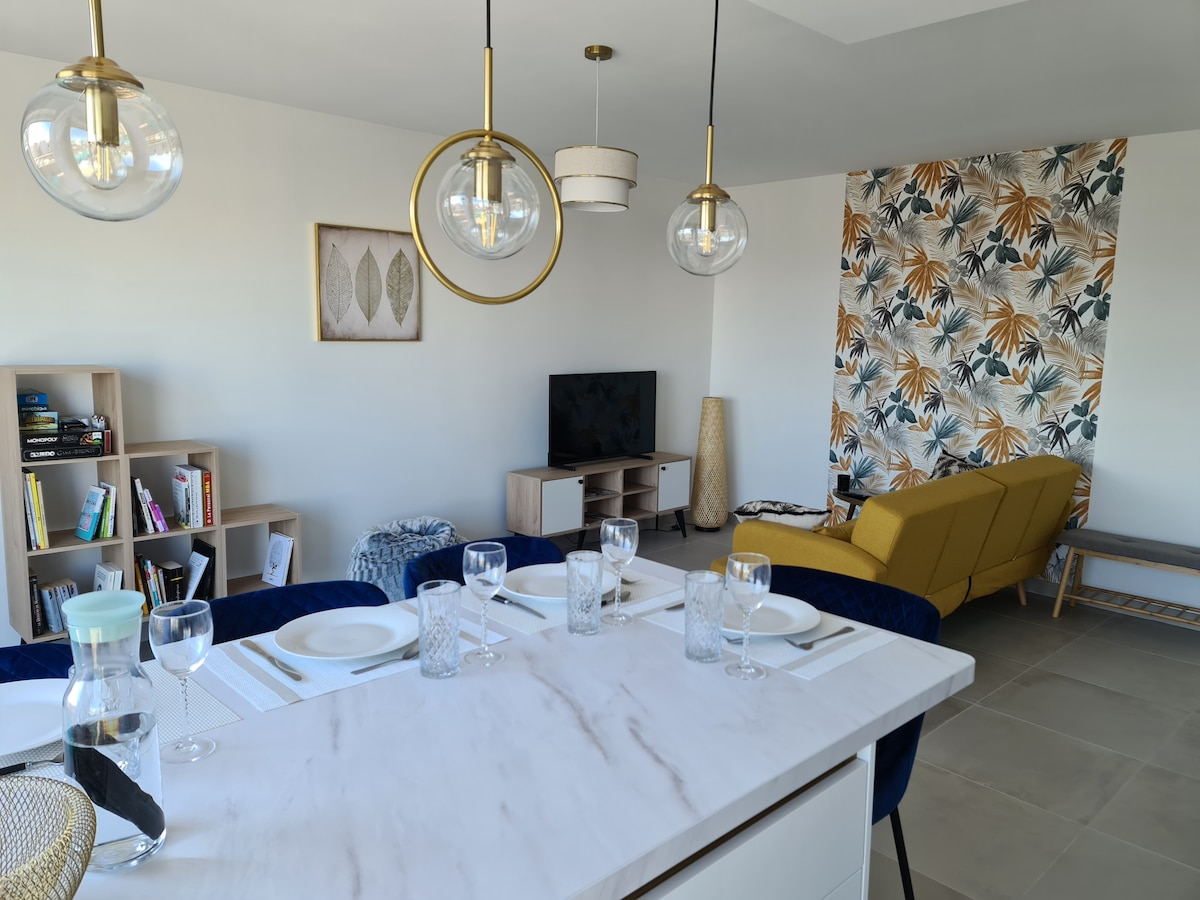 Propriété Airbnb réussie: Nice two rooms, top floor, sea view à Vallauris
