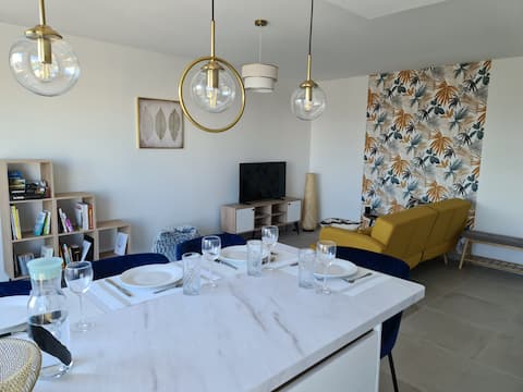 Successful Airbnb property: Nice two rooms, top floor, sea view in Vallauris