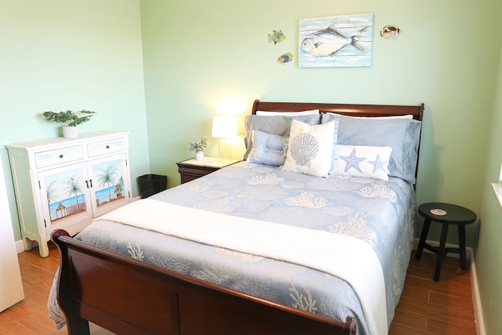 חדר השינה השני בקומה העליונה שלנו, דירת נוף למפרץ באתר הנופש בוקה סייגה, סנט פטרסבורג.