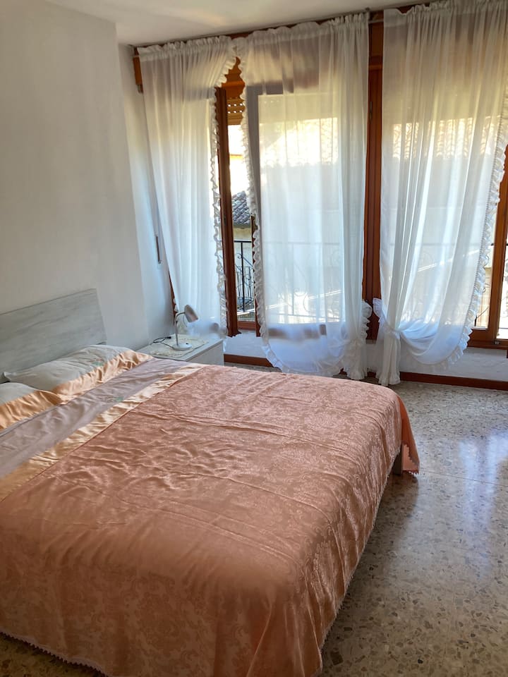 Светлата стая с двойно легло